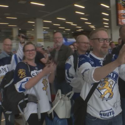 Leijona-fanit Bratislavan lentokentällä 2019