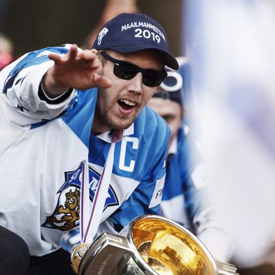 Marko Anttila lavalla pokaalin kanssa.