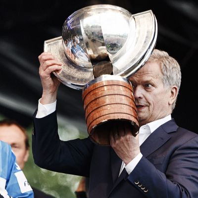 Tasavallan presidentti Sauli Niinistö lavalla voittomaljan kanssa.