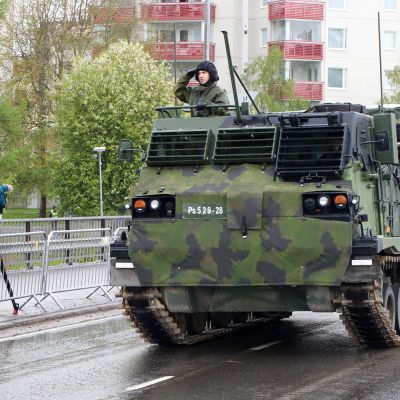 Puolustusvoimien 298 raskas raketinheitin 06 Rovaniemellä lippujuhlapäivän paraatissa.