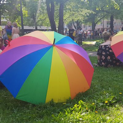 Lappeenranta Pride -kulkueeseen osallistuneet piknikillä Kasinonpuistossa