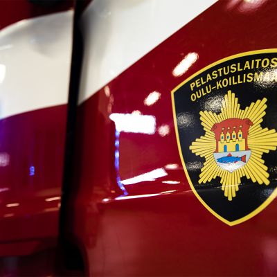 Pelastuslaitos Oulu-Koillismaan paloauto hälytysvalo päällä