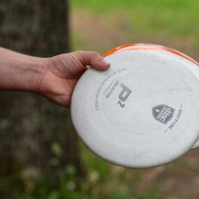 Frisbeegolf-kiekkoja kädessä