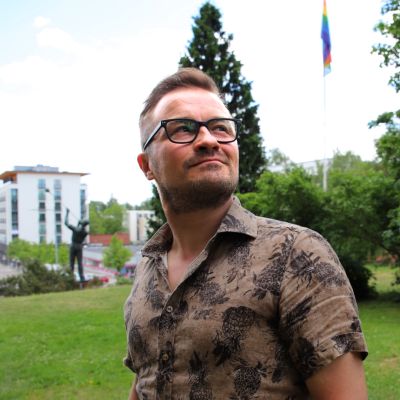 Jukka Kuronen Riihimäen Lasinpuhaltajan patsaalla.
