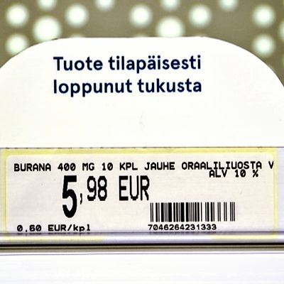 Tuote on tilapäisesti loppunut tukusta -ilmoitus apteekin hyllyllä.