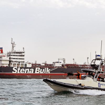 Iranin vallankumouskaartin vene kulkee Stena Bulk -tankkerin ympärillä.