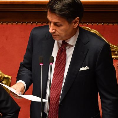 Italian pääministeri Giuseppe Conte (oik.) puhui senaatissa Roomassa 20. elokuuta. Kuvassa vasemmalla Matteo Salvini.