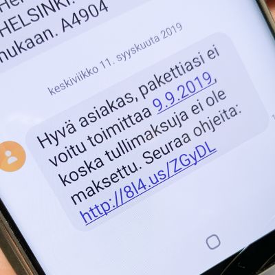 Huijausviesti puhelimessa.