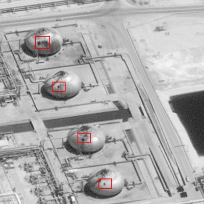 Yhdysvaltain liittovaltion hallinnon ja DigitalGloben 15. syyskuuta jakama satelliittikuva Aramcon öljykentille tehdystä iskusta Saudi-Arabiassa 14. syyskuuta. 