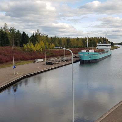 Rahtilaiva Saimaan kanavassa.