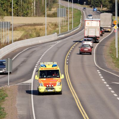 Ambulanssi ajaa valtatiellä 15.