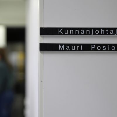 Nimikyltti Keminmaan kunnanjohtaja Mauri Posion ovenpielessä Keminmaan kunnanvirastolla.