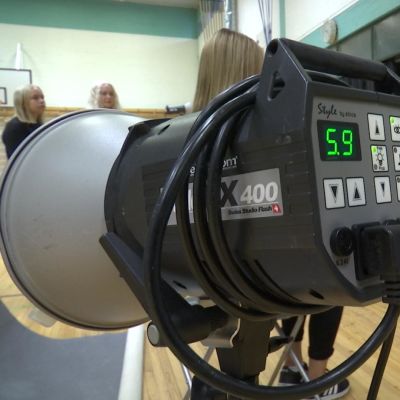 Kameran lisäksi läppäri on tärkeä työkalu kuvaajalle. Varsinkin nuoret haluavat usein nähdä kuvansa tuoreeltaan tietokoneelta.