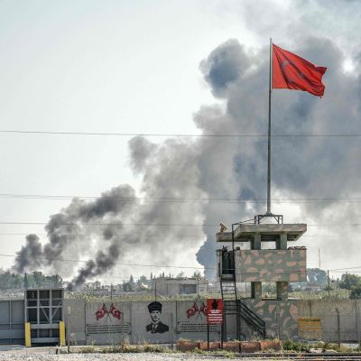 Kuva otettu Turkin puolelta Syyriaan päin, jossa näkyy Tal Abayadin kaupungista nousevan savua.