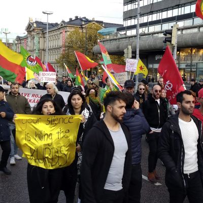 Poliisi kertoo käyttäneensä voimakeinoja Turkin toimia ja Syyrian sotaa vastustavan mielenosoituksen yhteydessä. Mielenosoittajien kulkue Rautatieaseman edessä Helsingissä lauantaina 19. lokakuuta.