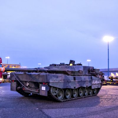 Leopard 2A6 -taistelupanssarivaunu Vuosaaren satamassa perjantaiaamuna 25. lokakuuta 2019.