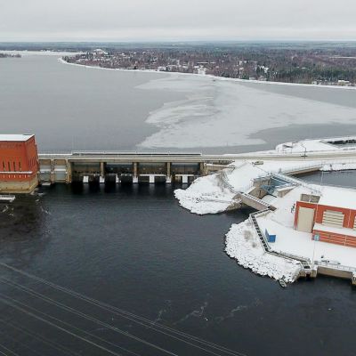 Kemijoen Isohaaran voimalaitokset ilmakuvassa pohjoista kohti.