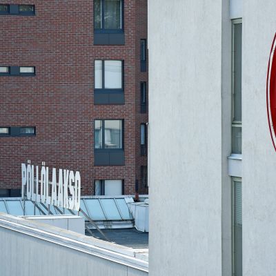 MTV3:n logo Pöllölaakson seinässä.