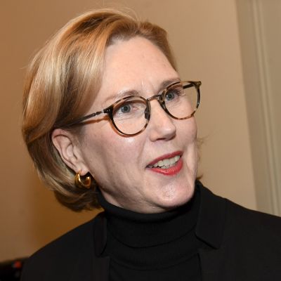 Varapuhemies Tuula Haatainen haastattelussa ennen SDP:n eduskuntaryhmän kokousta Helsingissä 5. joulukuuta.