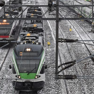 Junaliikennettä ratapihalla Helsingissä.