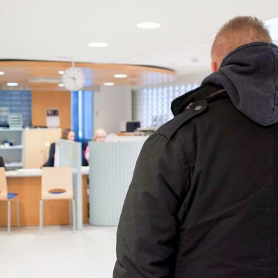 Mies TE-toimiston aulassa