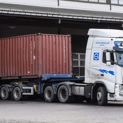 Kuorma-auto, joka kuljetti tunkeutujia kiinnostaneen merikontin Algol-teollisuusyhtiön kemikaalivarastolle kuvattuna Espoossa 17. joulukuuta.