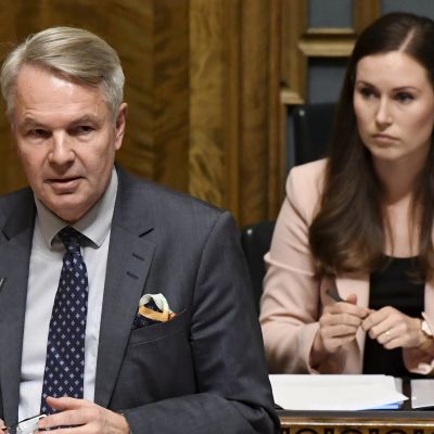 Ulkoministeri Pekka Haavisto (vihr.) ja pääministeri Sanna Marin (SDP) eduskunnan täysistunnossa Helsingissä 17. joulukuuta.