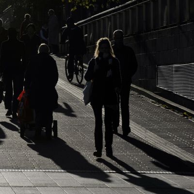 Ihmisiä kadulla Helsingissä.