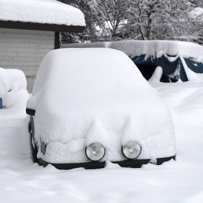 Auto hautautuneena lumeen.