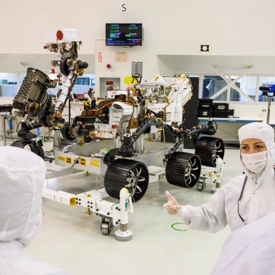 Jessica Samuels selvensi Mars 2020 -mönkijän tehtävää medialle suunnatun kierroksen aikana Nasan Pasadenan laboratorioilla Kaliforniassa 27. joulukuuta.