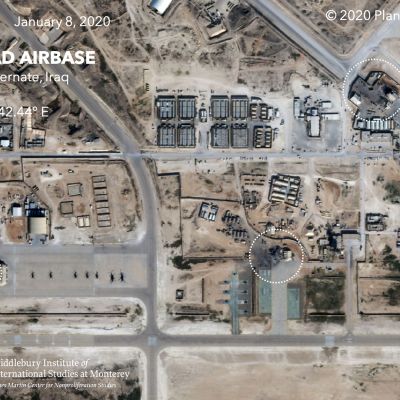 Satelliittikuvassa on merkittynä Iranin ohjusten aiheuttamia tuhoja Yhdysvaltain Ain al-Asadin tukikohdassa Irakissa 8. tammikuuta 2020. Kuvalähde Planet Labs Inc., analyysi Middlebury Institute of International Studies at Monterey (MIIS).