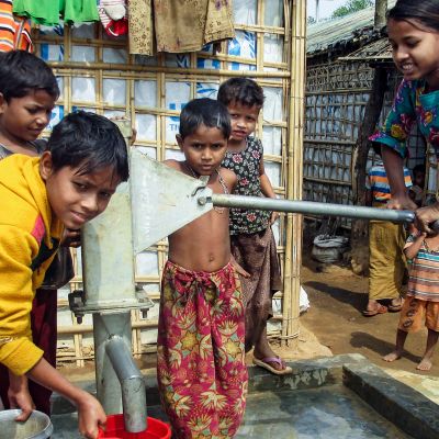 Rohinjalapsia vedenhakupuuhissa pakolaisleirillä Bangladeshissä 9. helmikuuta 2018.
