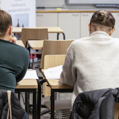 Opiskelijoita Venäjän kielen tunnilla.