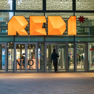 Kauppakeskus Redin sisäänkäynti.