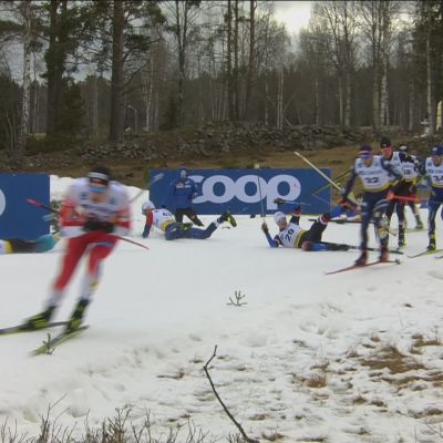 Tämä massakolari jäi ainoaksi suureksi draamaksi pelätyssä kisassa – "Kiitos Iivo Niskasen ja Hans Christer Holundin"
