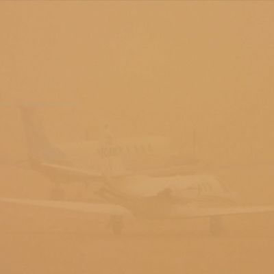 Sandstorm skymmer sikten för flygen till Kanarieöarna