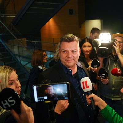 Jari Sillanpää median piirittämänä Helsingin käräjäoikeudessa 26.2.2020.