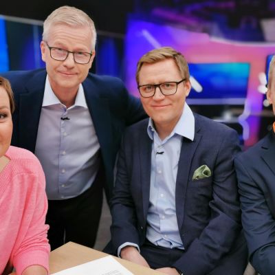 Suomessa miehet tienaavat keskimäärin vajaat 600 euroa enemmän kuussa kuin naiset