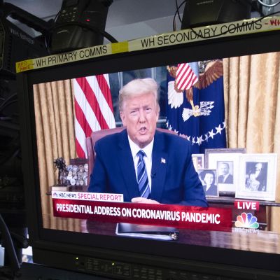Donald Trump näkyy monitorista.