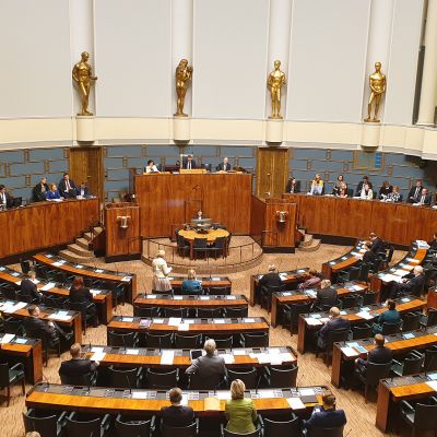 Eduskunta poikkeuksellisesti järjestäytynyt virkamiesaitioon ja ministeriaitoon koronaviruksen takia.