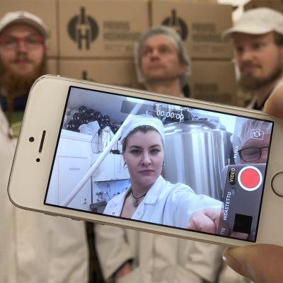 Panimo Honkavuoren työntekijät tekevät videota panimosta.