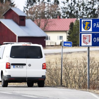 Poliisipartio tiellä 167 Päijät-Hämeen ja Uudenmaan maakuntarajalla Orimattilan ja Myrskylän kuntarajalla 25. maaliskuuta 2020. Hallitus jatkaa Uudenmaan alueen liikkumisrajoituksen valmistelua.
