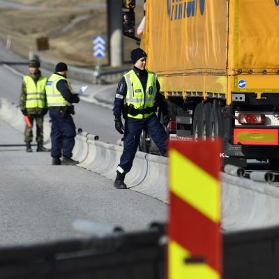 Poliisin tiedotustilaisuus rajavalvontapisteeltä