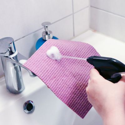 Punaiseen liinaan suihkutetaan puhdistusainetta.