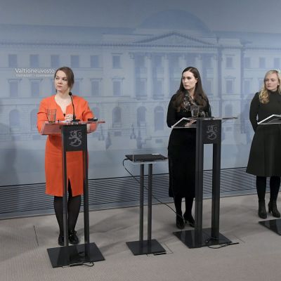 Opetusministeri Li Andersson (vas.), valtiovarainministeri Katri Kulmuni, pääministeri Sanna Marin, sisäministeri Maria Ohisalo ja oikeusministeri Anna-Maja Henriksson hallituksen kehysriihineuvotteluiden tiedotustilaisuudessa Helsingissä 8. huhtikuuta 2020.