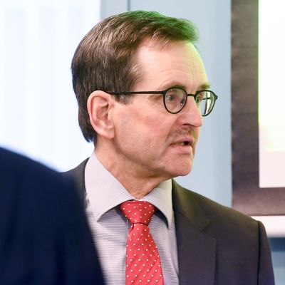 Selvitysryhmän puheenjohtaja VTT, työelämäprofessori Vesa Vihriälä tiedotustilaisuudessa Helsingissä 8. toukokuuta.