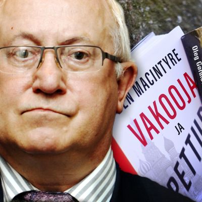 Oleg Gordijevski istumassa hautakiven päällä