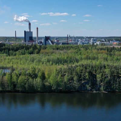Kymijoen Pukkisaari, taustalla UPM Kymin tehtaat Kuusankoskella