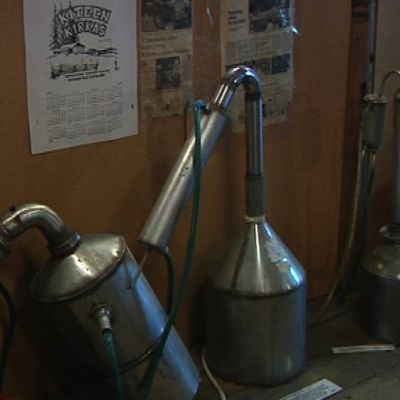 Kiteen kotiseutumuseossa on osasto, jossa voi tutustua pontikankeiton saloihin.