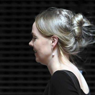 Keskustan puheenjohtaja Katri Kulmuni saapui eduskunnan täysistuntoon Helsingissä 23. kesäkuuta.